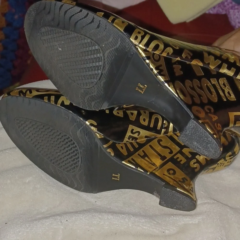 Prima de Amore Wedges, black & gold, printed, patent leather look, sz 7